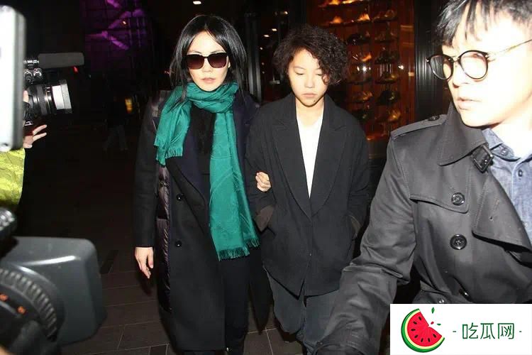 55岁王菲貌美如初，与谢霆锋烛光晚餐，十年复合为何如此甜蜜？