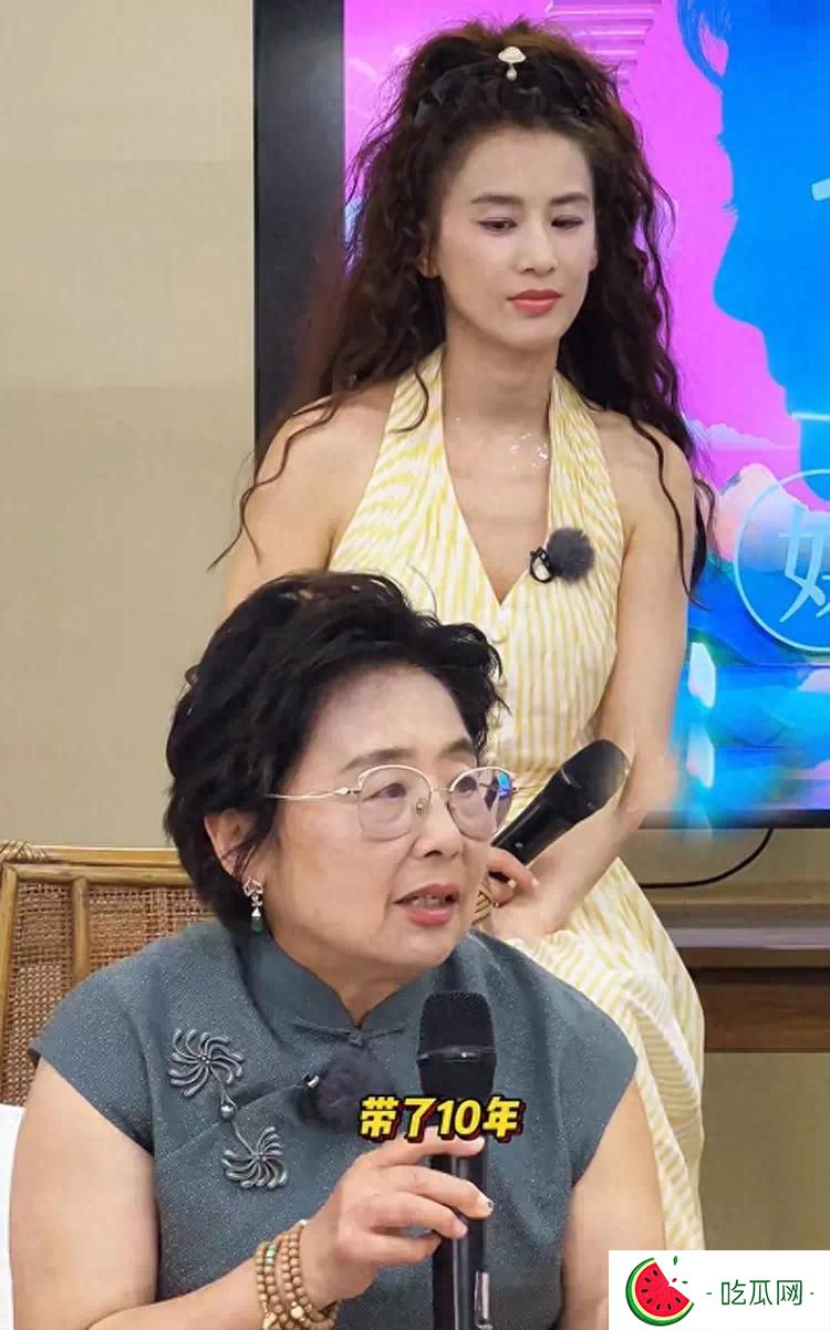 黄圣依妈妈首度公开在北京带了10年的外孙，叹：我女儿很不容易