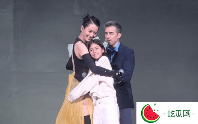 梁咏琪是压根不会老吗？穿棉裤现身挡不住好身材，混血女儿罕见露面