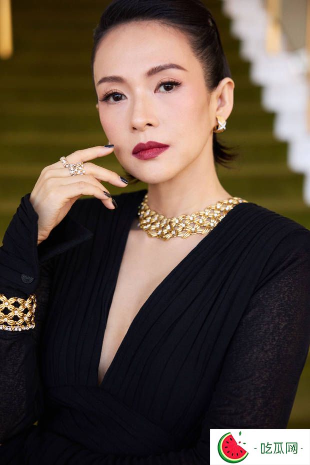 章子怡深V黑裙造型惊艳亮相，金镯金链加持尽显奢华贵气