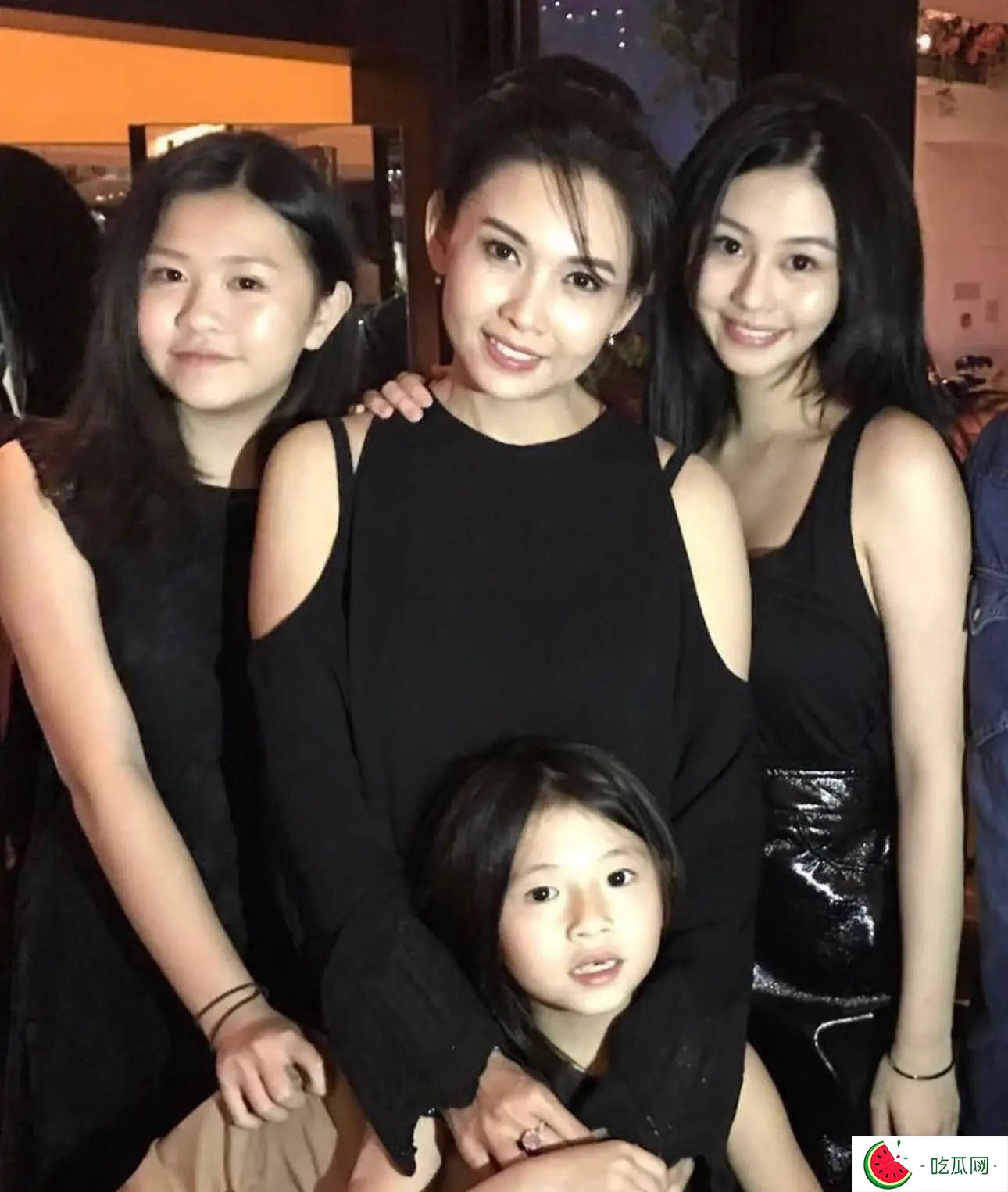 邱淑贞携三女儿同框，24岁沈月完美复刻妈妈美貌