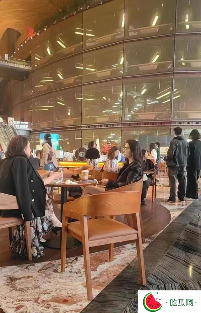 大剧院内偶遇刘亦菲母女被惊艳到，一点也看不出66岁的样子