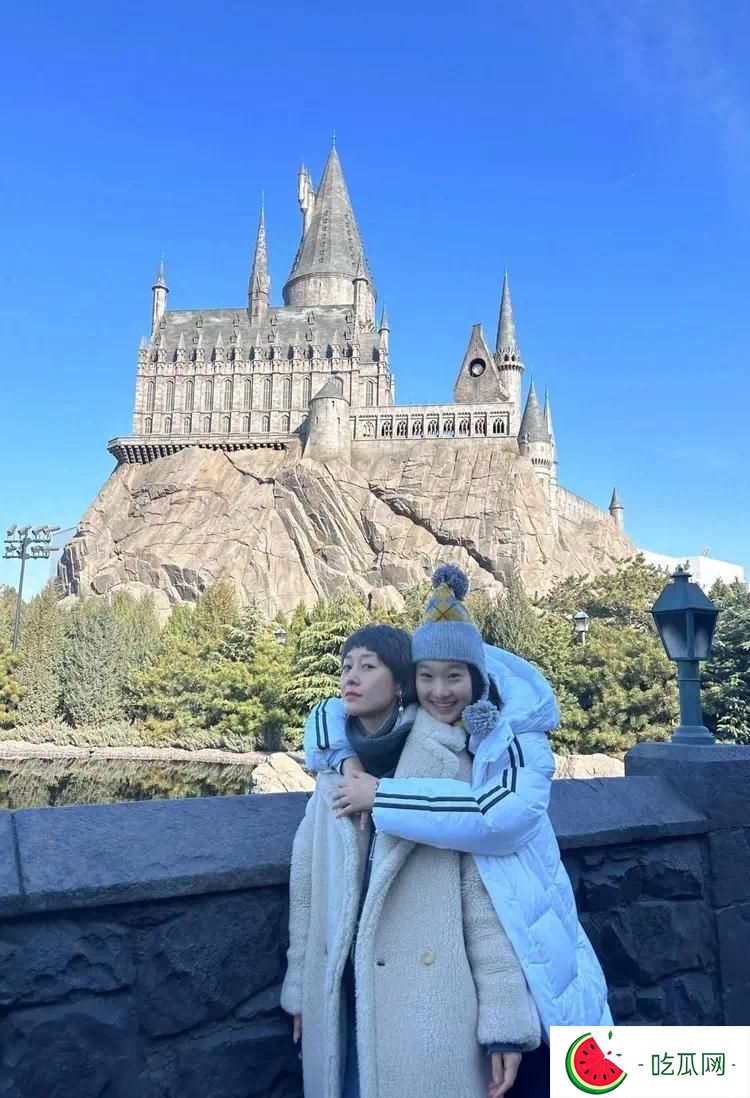 马伊俐母女最新合照，女儿爱马祝母亲节快乐，素颜马伊俐憔悴酷拽