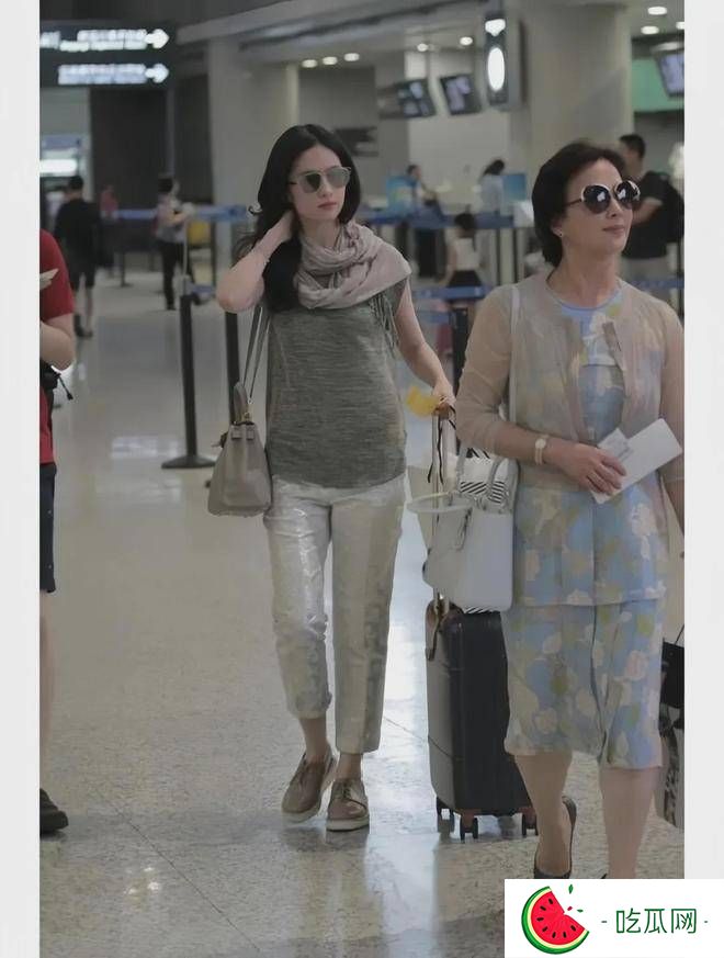 37岁刘亦菲携母亲走机场，妈妈穿碎花裙比女儿惊艳，家族基因强大