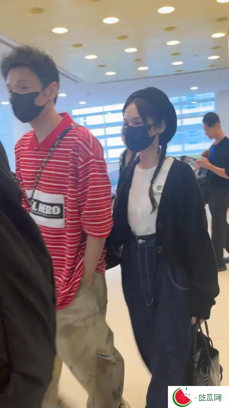 杨丞琳李荣浩现身厦门机场，全程手牵手，杨丞琳扎着小辫子好少女