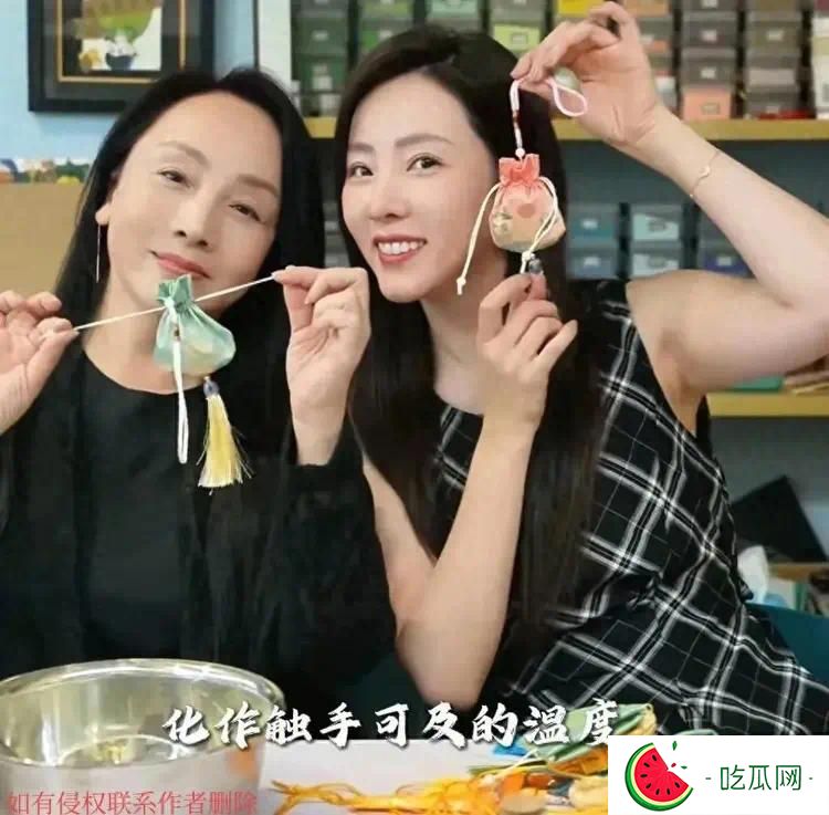 李思思和妈妈逛街像姐妹！60岁阿姨凭啥冻龄？揭秘母女年轻密码