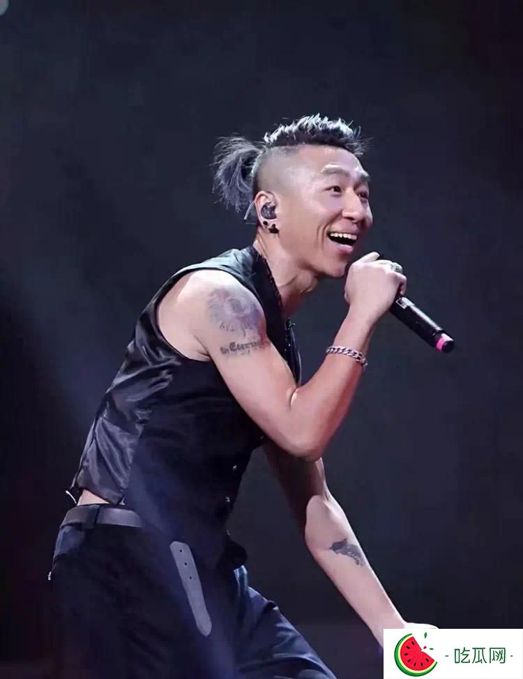 陈羽凡罕见带17岁儿子现身！元宝扎小辫身高超1米8，个性十足