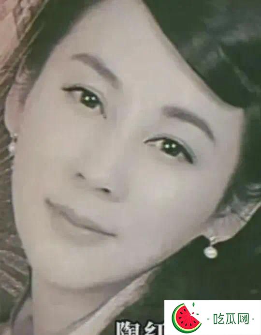 48岁陶红因病去世，9岁女儿一路跪拜祈福，与乐嘉婚姻仅维系3年