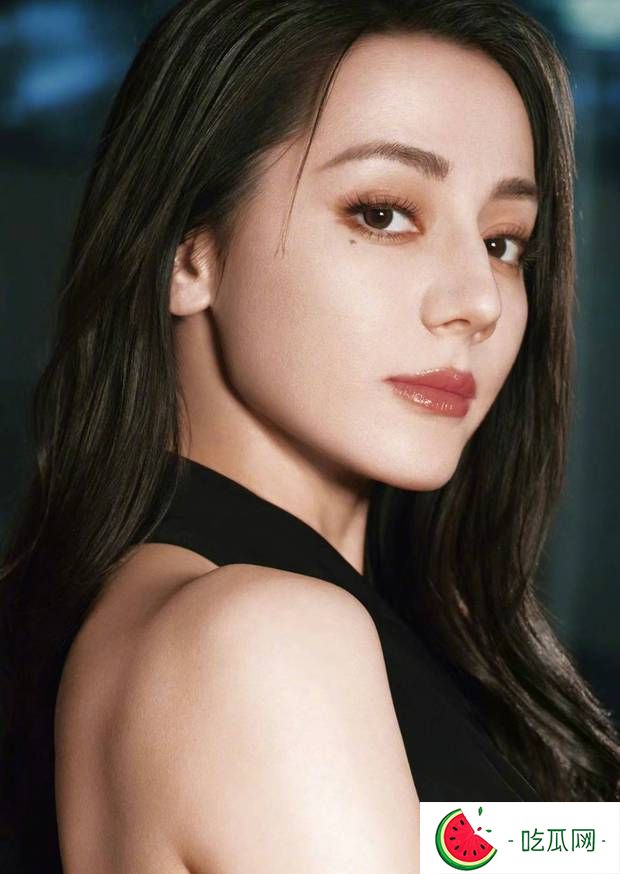 迪丽热巴黑色挂脖裙造型曝光！高马尾化身摩登女郎氛围感拉满