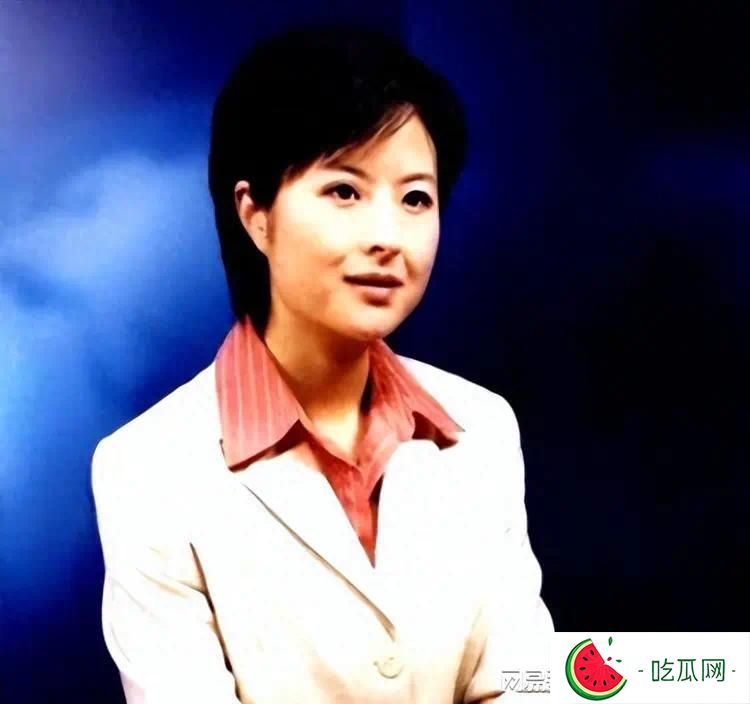 她曾是央视一枝花，低调嫁大18岁李铁为妻，如今52岁已满头白发