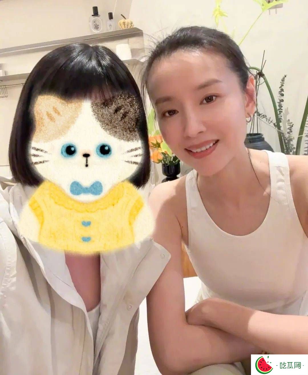 董洁练普拉提被偶遇，紧身背心配瑜伽裤，素颜好嫩似少女