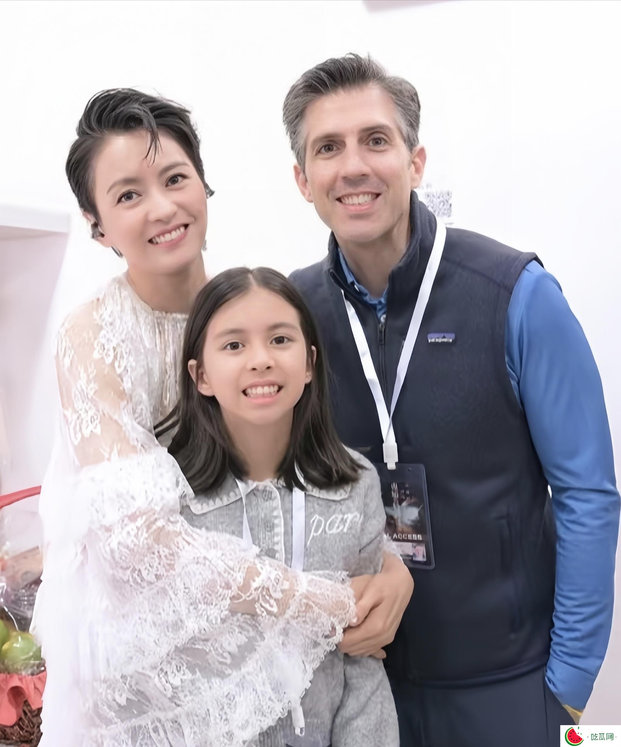 9岁梁咏琪和家人去做手工，外籍老公高大英俊，混血女儿颜值一般