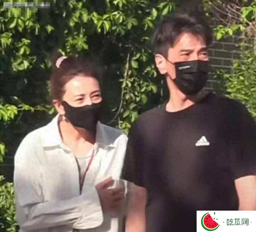 高圆圆赵又廷素颜遛弯甜到齁，结婚9年仍手挽手，这才是爱情的样子