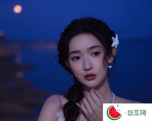 搜狐娱乐讯 5月14日，王玉雯一组夏日美照释出，照片中她穿蓝白色吊带长裙清冷优雅，在夜色的海边拍照氛围感满满。
