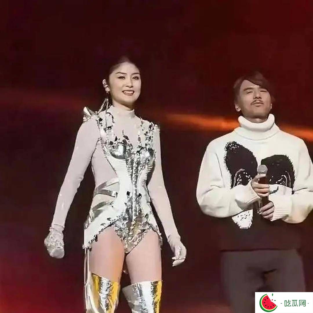 突破想象！陈慧琳五十岁演唱会放大招，三角裤衩造型燃爆舞台！