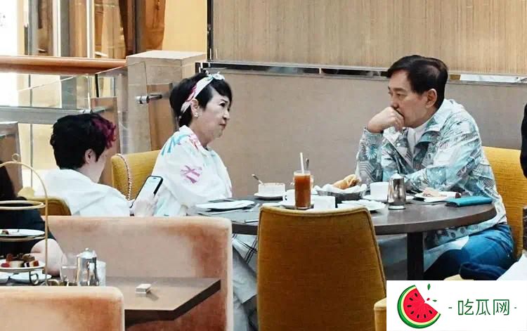 谢霆锋妈妈带老公逛街，夫妻互动像小情侣，拉姑打扮超显年轻