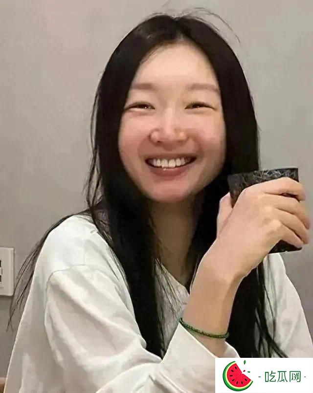 演员周冬雨的素颜照曝光后，瞬间引发热议！网友：这才是真正的她