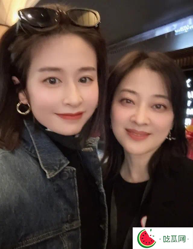 颖儿邀朋友来北京别墅露营，庭院内搭帐篷和超大充气城堡，好惬意