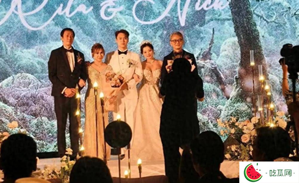郭富城携方媛赴豪门婚宴！天王热聊全场，娇妻独坐玩手机太心疼！