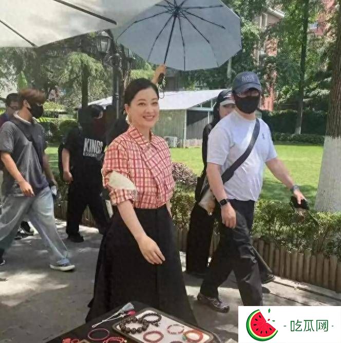 50岁梅婷南京被偶遇，路人视角难以言喻，腰粗脸大肉眼泡加大背头