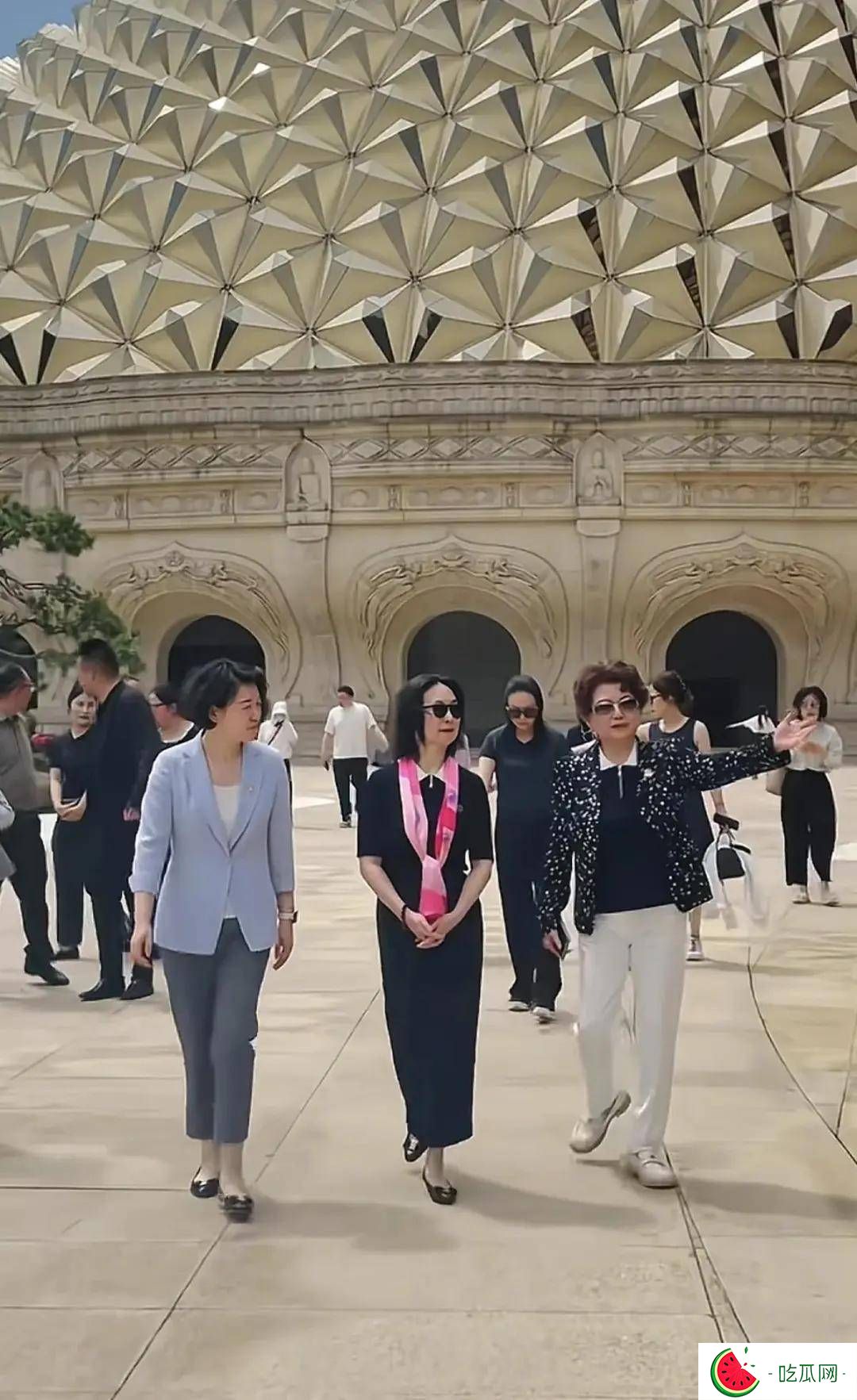 何超琼现身景区，没有名牌傍身被路人当普通游客，走路外八就是老太太！