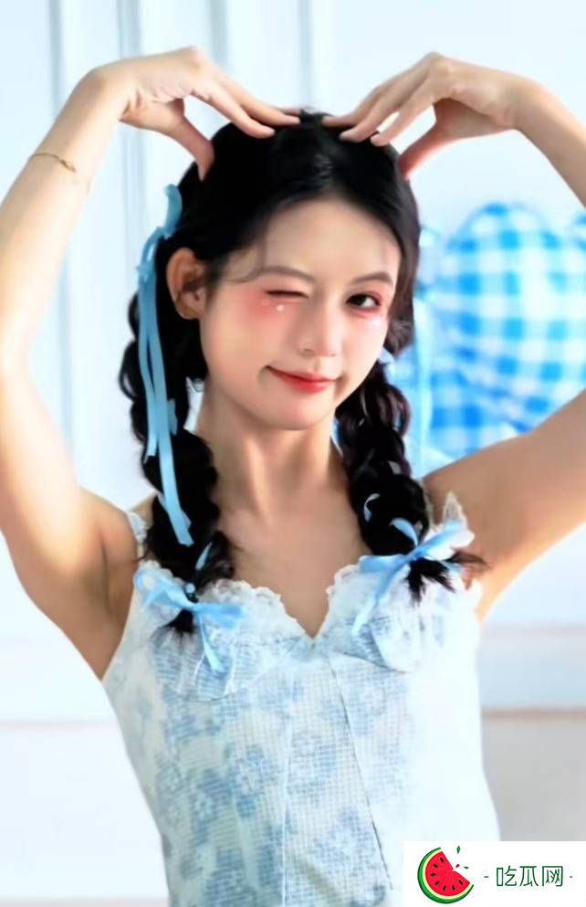翁虹女儿近照曝光，17岁小水晶出落成大美女，比妈妈年轻时还养眼