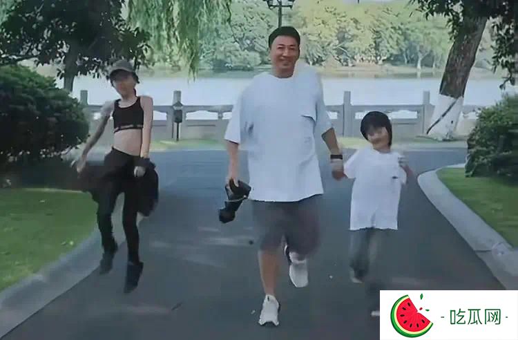 黄磊孙莉带全家逛西湖：多妹颜值不亚于多多，8岁小儿子撞脸李现