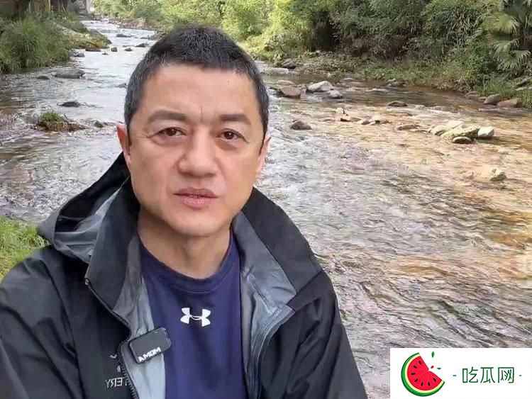 李亚鹏再度搬家，3岁女儿哭喊不要搬，大女儿李嫣北京逛高奢商场