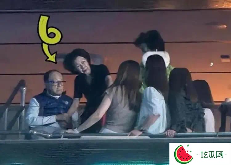 97岁李嘉诚近照曝光！头发掉光、弓腰驼背，但一个细节让人泪目