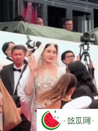 62岁阿汤哥和34岁赵樱子握手，阿汤哥一脸褶子，赵樱子姿态卑微