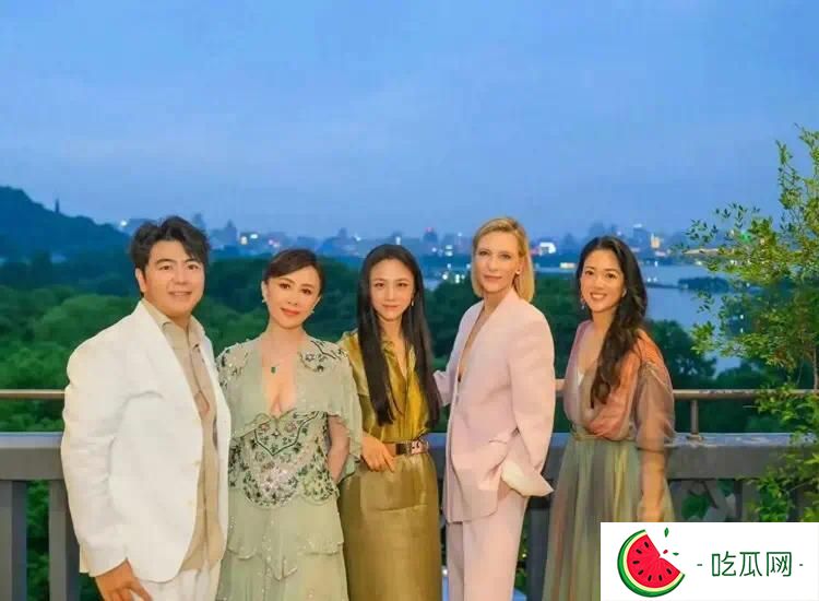朗朗这回赚大了！不仅与4位美人同框，还紧贴着衣着大方的刘嘉玲