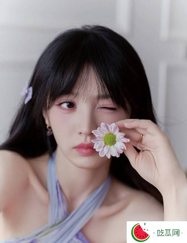 田曦薇紫色挂脖长裙造型，微卷簪花甜美灵动似精灵