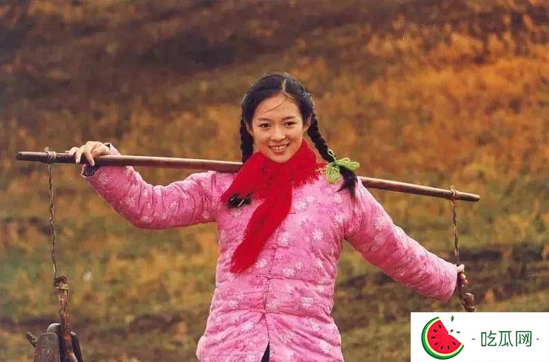 章子怡“国际章”成名路，肚兜亮相戛纳红毯，喂成龙提子被调侃