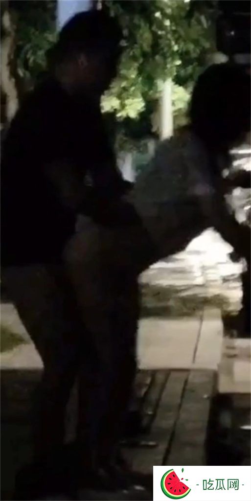 大车司机夜晚路边招嫖 卡车后站立后入 路人全程**淡定收场 场面相当刺激!-吃瓜网