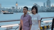 梁朝伟牵手刘嘉玲外滩看时装秀，面部状态惨不忍睹
