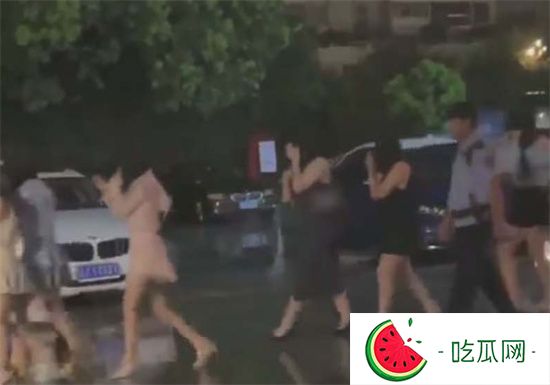 公主请上车!17号晚上杭州大规模扫黄 小仙女排队被蜀黍带走 不知道有没有瓜友中招呢!-吃瓜网