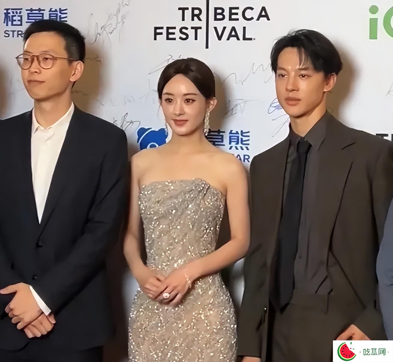 赵丽颖亮相国外电影节，合照背景显寒酸，被质疑又是男友给的资源