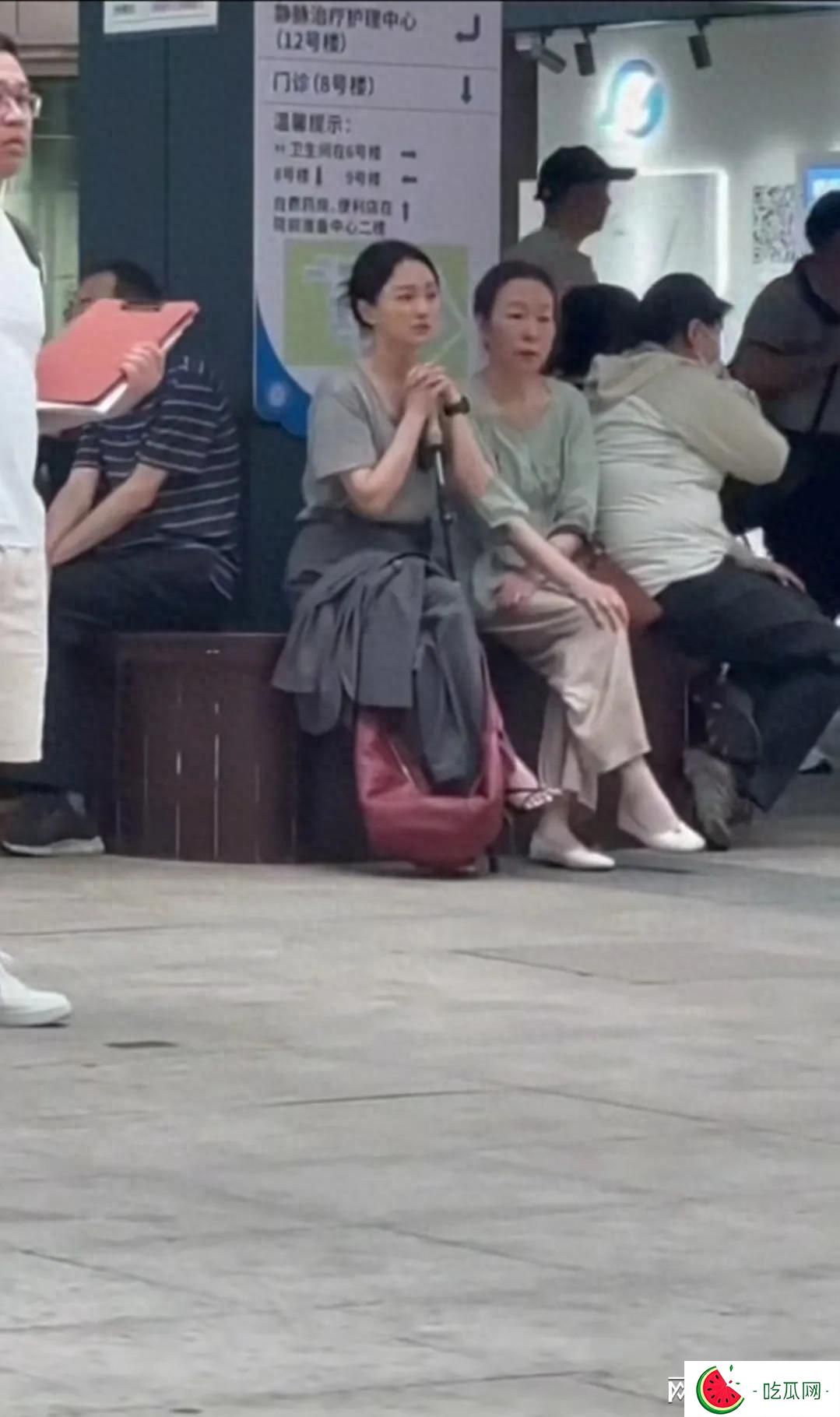51岁周迅：低调现身肿瘤医院，"丁克"半辈子，如今人体画价值千万