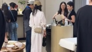 郭晶晶夫妇上海逛平民商店，跳水皇后穿75元鞋子引热议