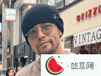 周杰伦日本游玩变化大，胡须变白眼袋明显，强直性脊柱炎疑似加重
