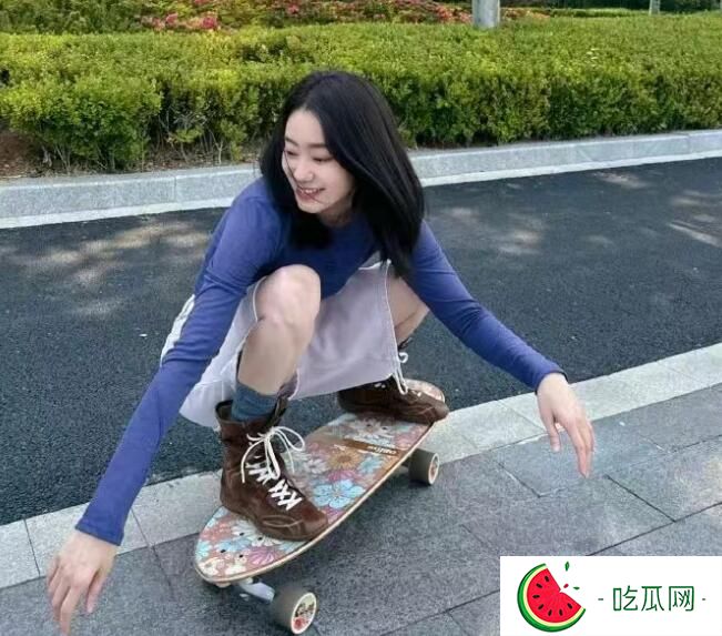 张小斐晒玩滑板随拍：滑着去拥抱夏天