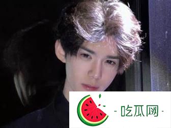 热搜爆了！千万粉丝网红何秋亊直播回应演唱会抄袭风波：为什么别人是撞衫，我是抄袭