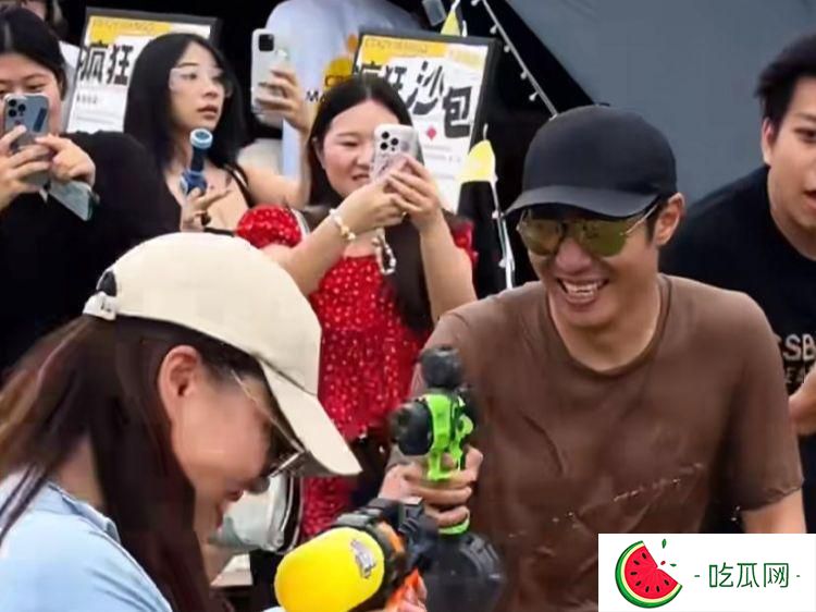 撒贝宁全家出游被偶遇，撒贝宁全程宠粉，李白一脸“生无可恋”