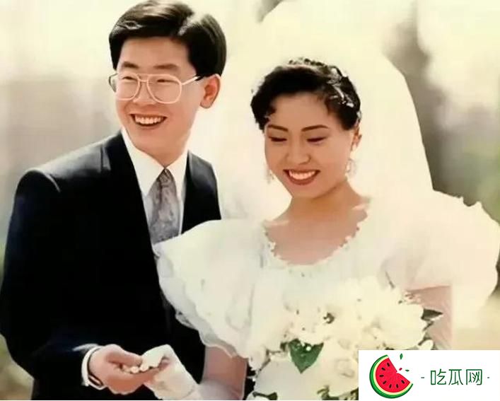 李在明带老婆一起亮相，新第一夫人叫金惠景，比金建希温柔漂亮