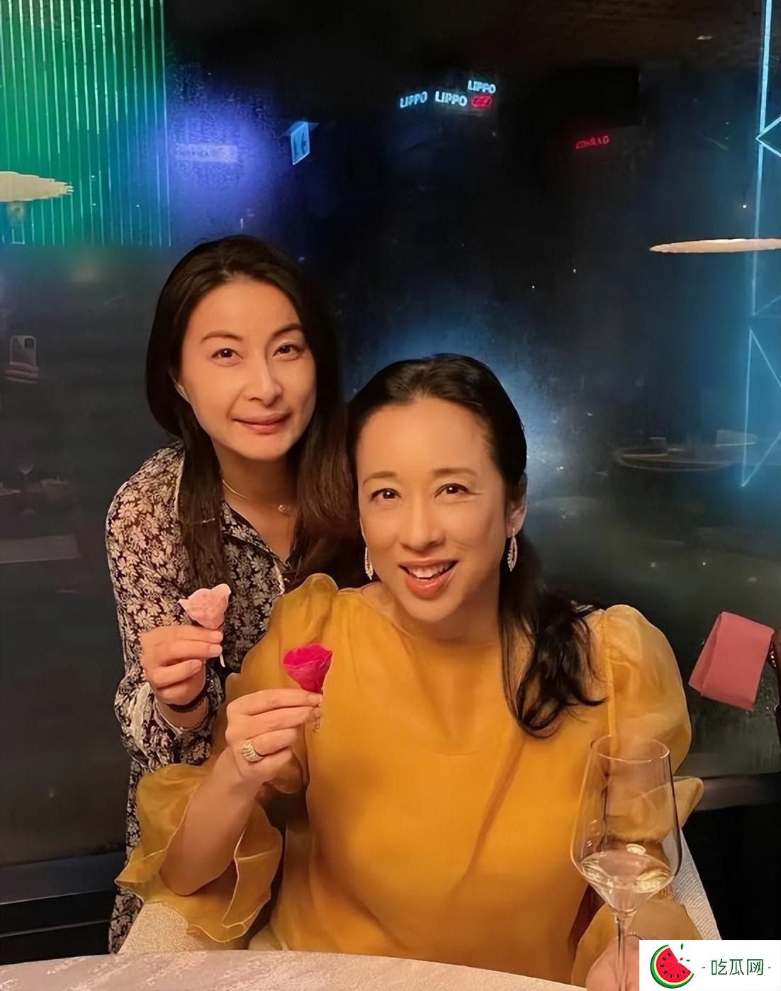 霍启刚弟弟举办订婚宴！霍启仁未婚妻手握一摞红包，预计今年完婚
