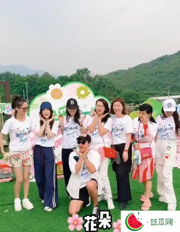陈思诚贾乃亮被叫去和前妻合影，两人反应反差大，合影暴露了情商