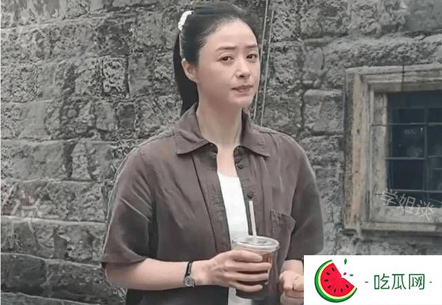 蒋欣素颜暴击！憔悴怒视镜头网友炸锅，私下真实状态藏玄机