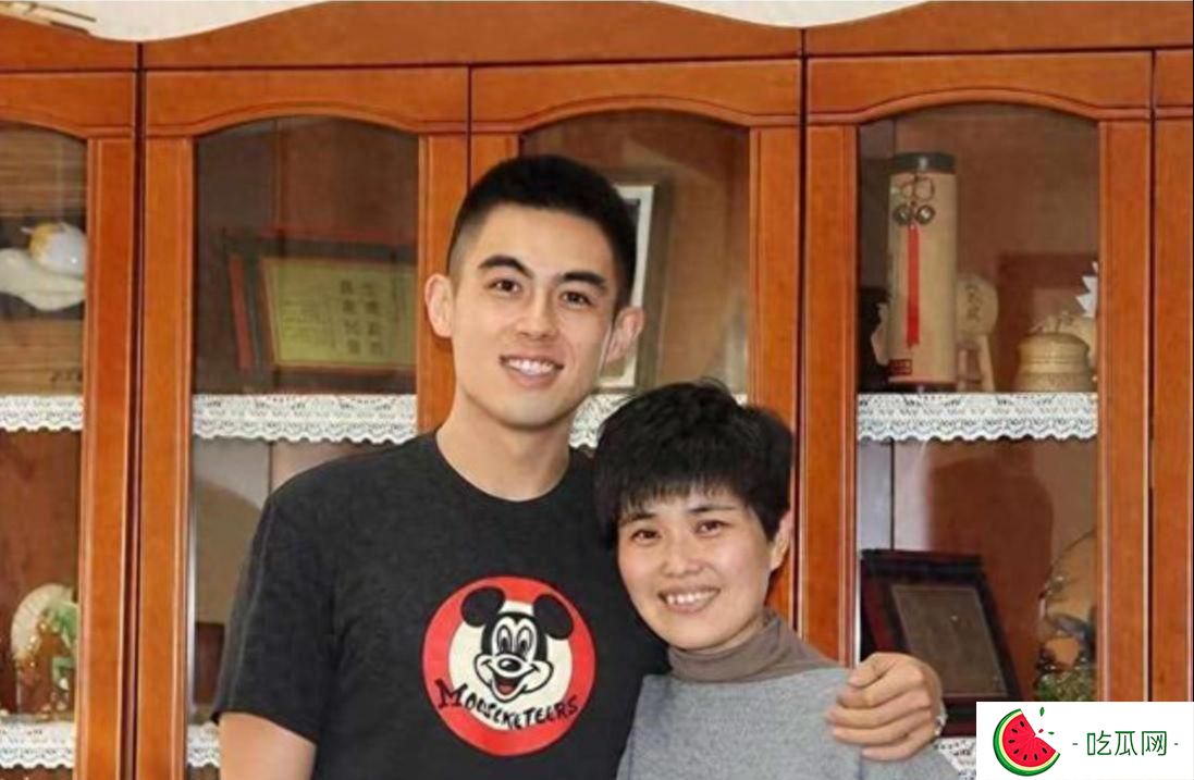 张芝华儿子：眉眼酷似郭凯敏，却与继父更亲，如今37岁成母亲骄傲