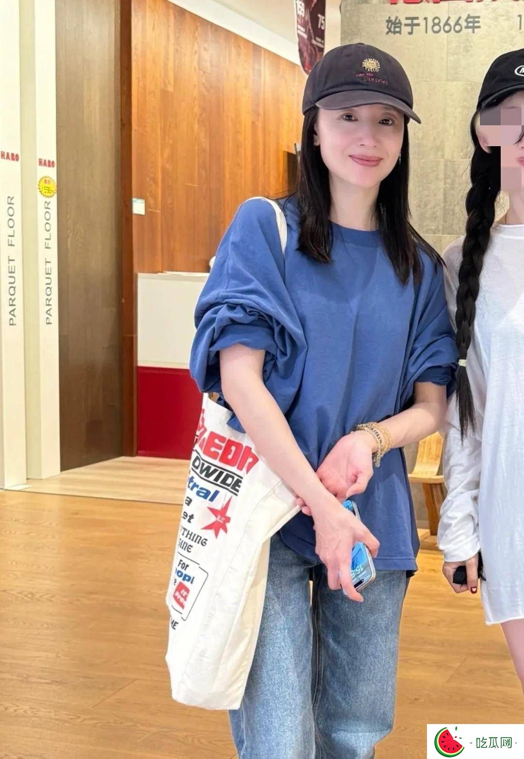 45岁董洁回大连老家被偶遇，带爸爸挑选进口木地板，豪宅疑似重新装修