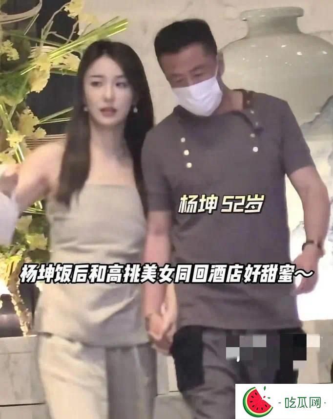 52岁杨坤新恋情曝光，和美女手拉手回酒店，女友看着比他小20多岁